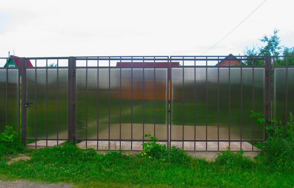 Забор из монолитного поликарбоната для дачи