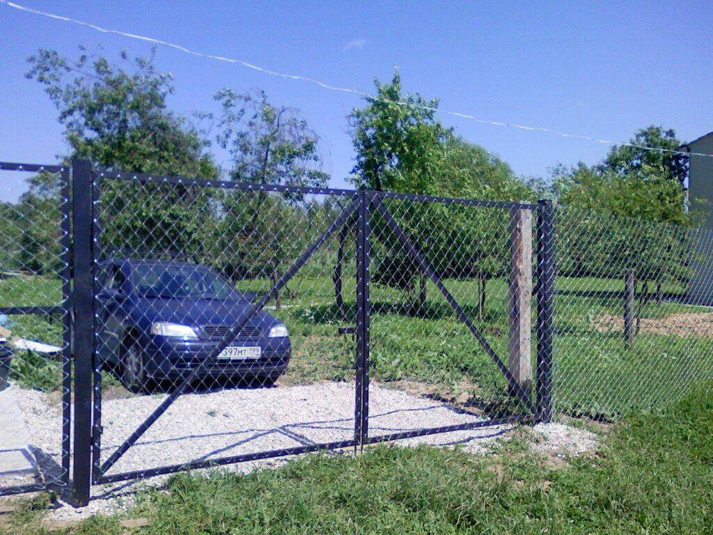 Забор из сетки рабица для дачного участка