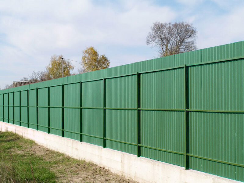 Забор зеленый металлический из профлиста