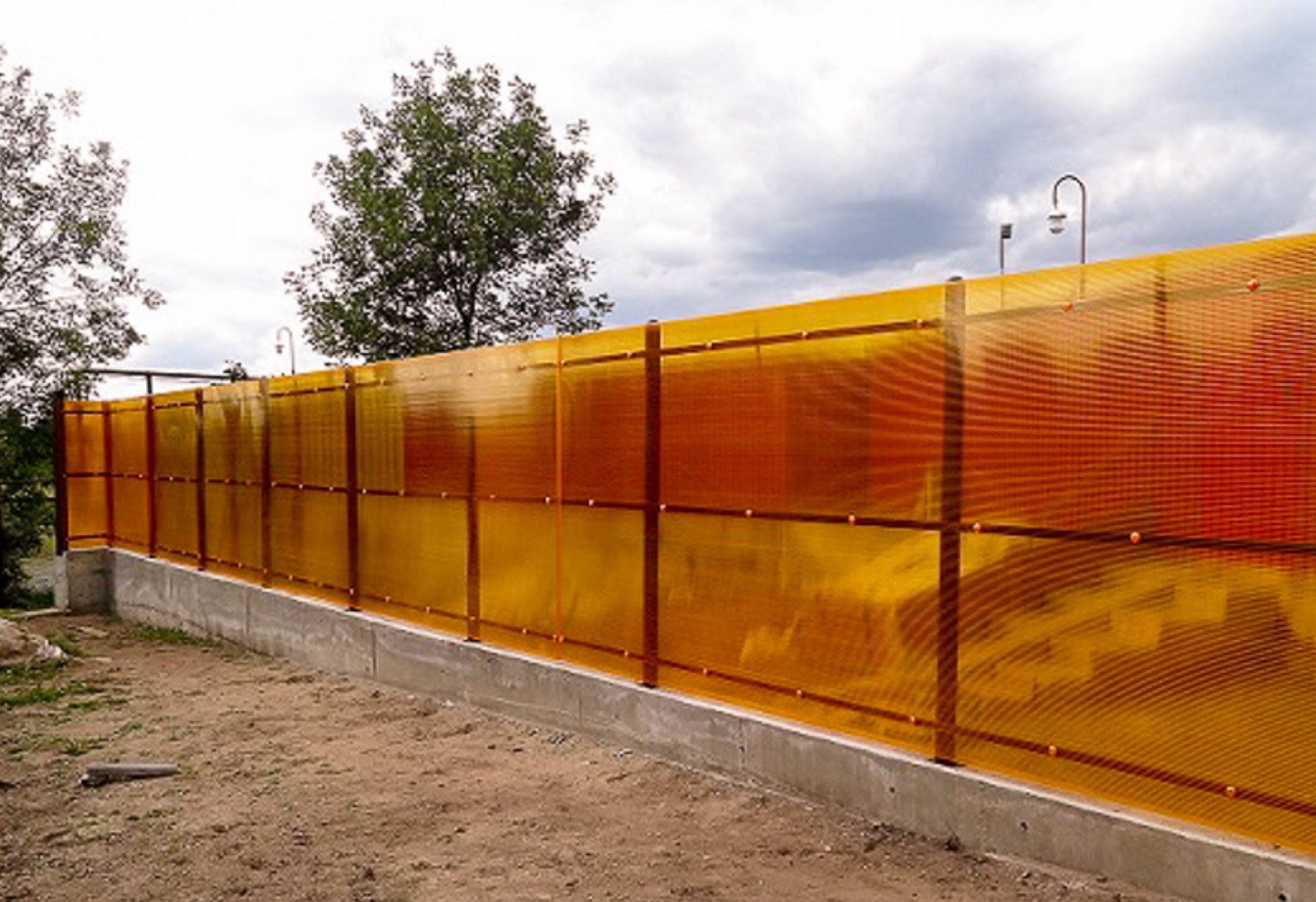 Забор из поликарбоната оранжевый