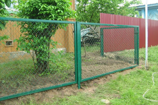 Забор зеленого цвета секционный из сетки рабицы