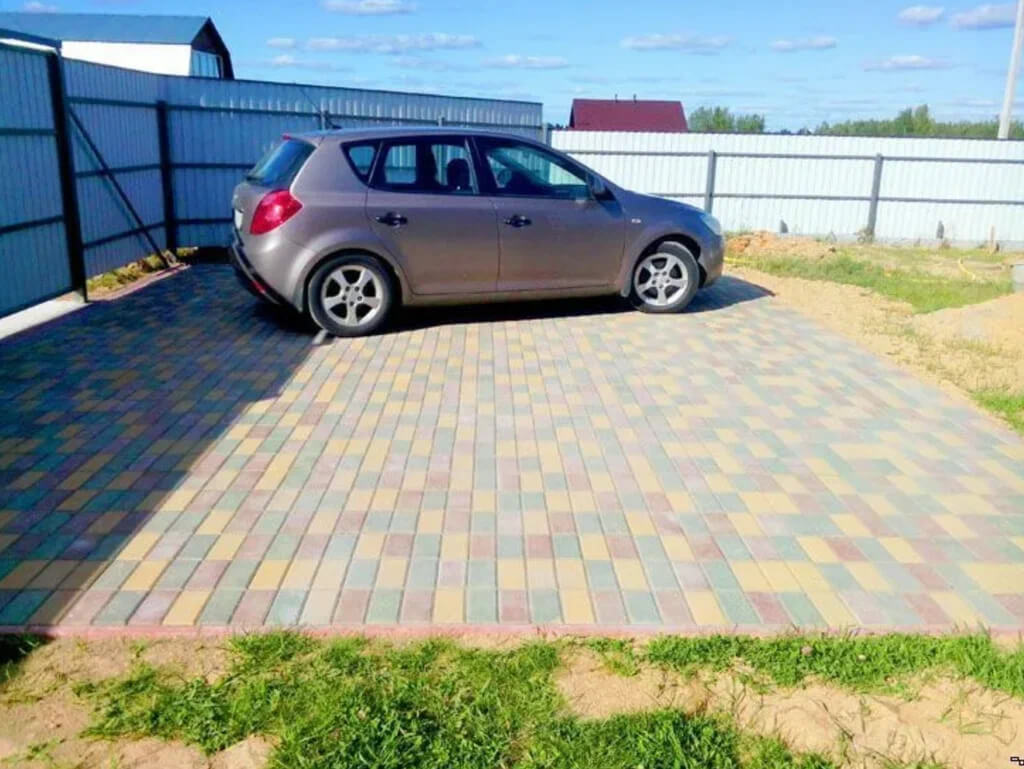 Бетонная площадка под автомобиль на даче с цветной плиткой