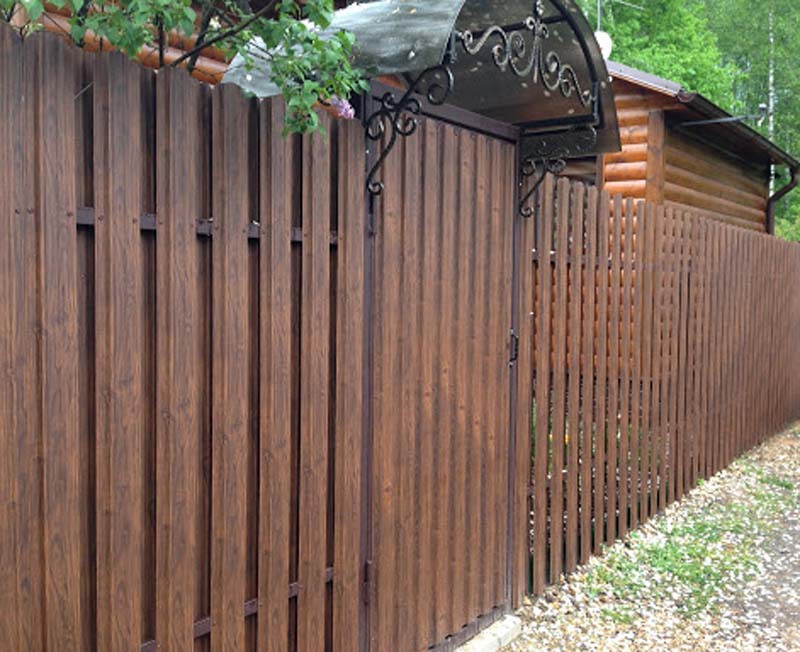 Забор из металлического м-образного евроштакетника цвета шоколад
