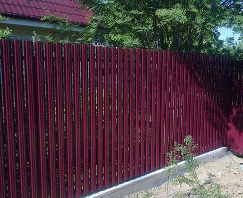 Забор перламутрово-рубинового цвета из металлического штакетника