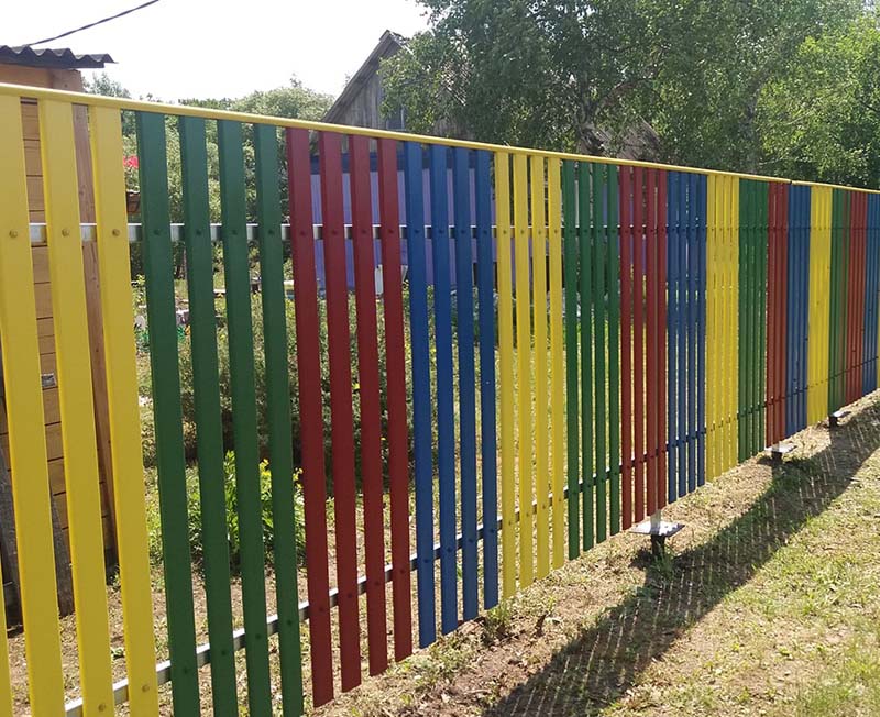 Цветной забор из металлического евроштакетника
