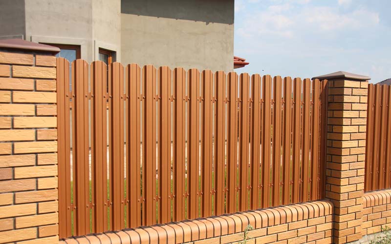Забор из евроштакетника светло-коричневого цвета