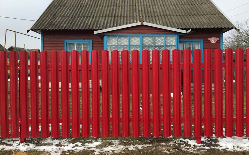 Забор из евроштакетника красного цвета