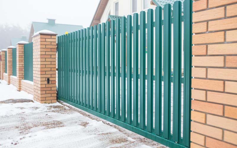 Забор из евроштакетника зеленого цвета