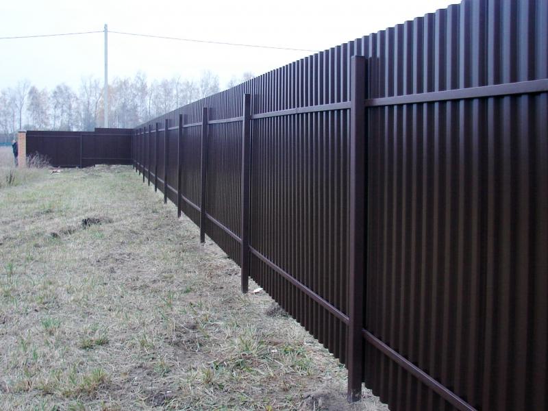 Забор из профнастила цвета темного шоколада