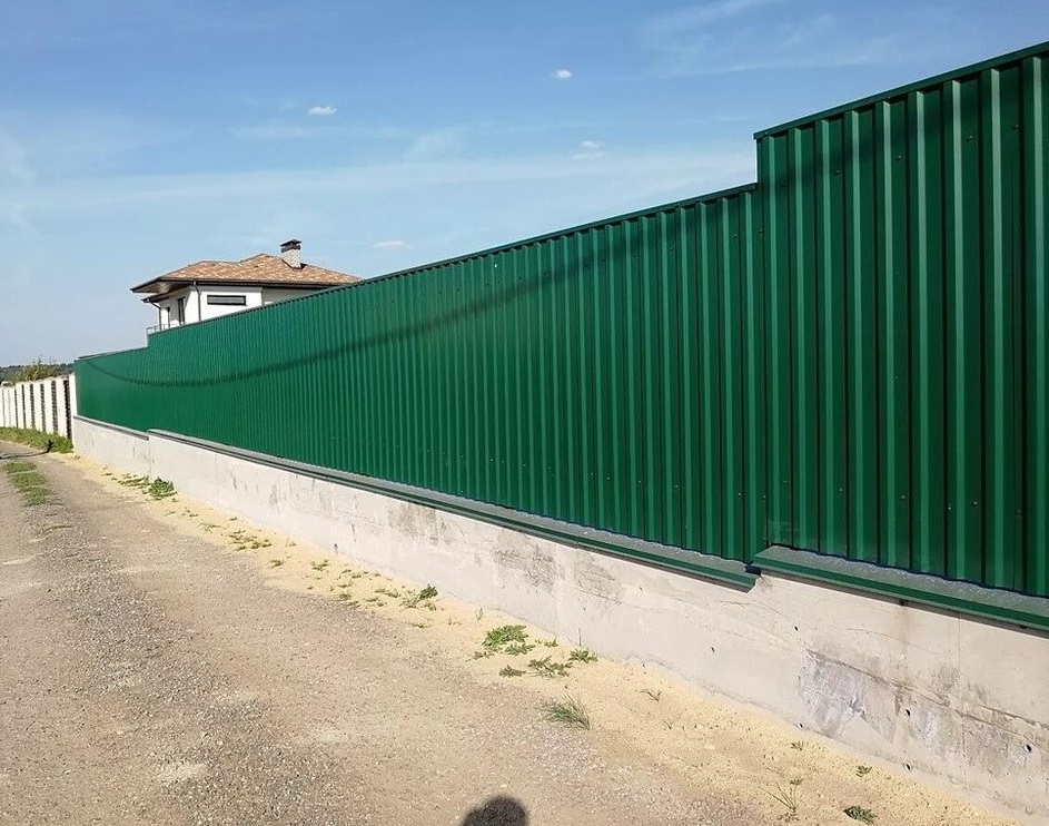 Зеленый забор на ленточном фундаменте