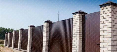 Забор из кирпича и профнастила коричневого цвета