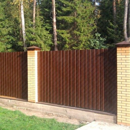 Забор из профнастила с кирпичными столбами коричневый