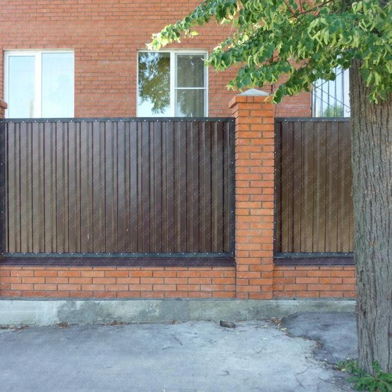 Забор из профнастила с кирпичными столбами коричневого цвета