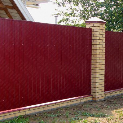 Забор из профнастила с кирпичными столбами красного цвета