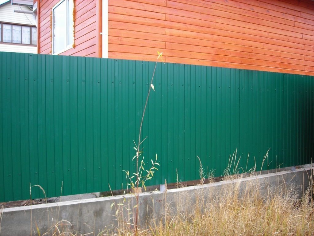 Забор из профнастила на ленточном фундаменте для загородного дома