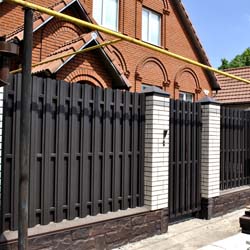 Забор комбинированный из штакетника черного цвета на фундаменте