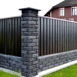 Забор комбинированный из штакетника черного цвета на кирпичном фундаменте