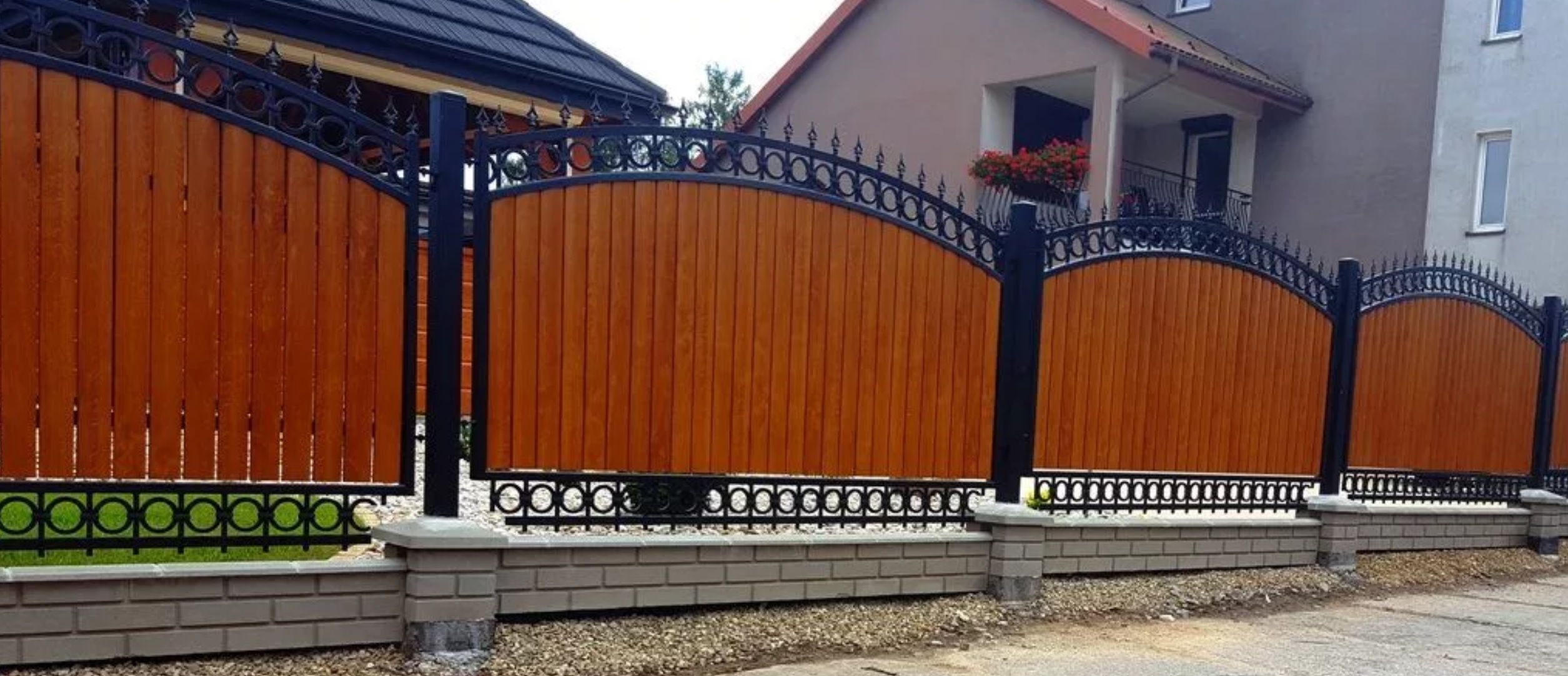 Комбинированный забор из дерева в металлическом обрамлении