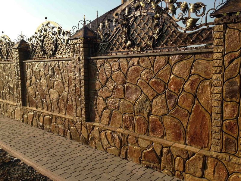 Комбинированный каменный забор с металлическими вставками