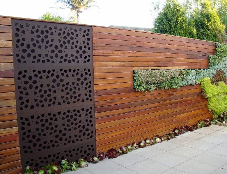 Комбинированный забор из дерева с металлическими вставками
