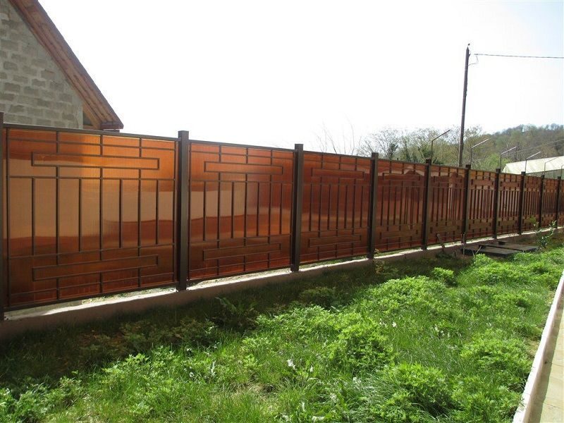 Комбинированный забор с поликарбонатом