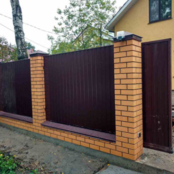 Забор из профнастила с кирпичными столбами темно-коричневого цвета