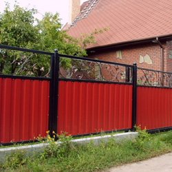 Забор комбинированный красный с коваными элементами