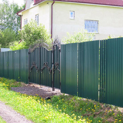 Комбинированный забор со штакетником