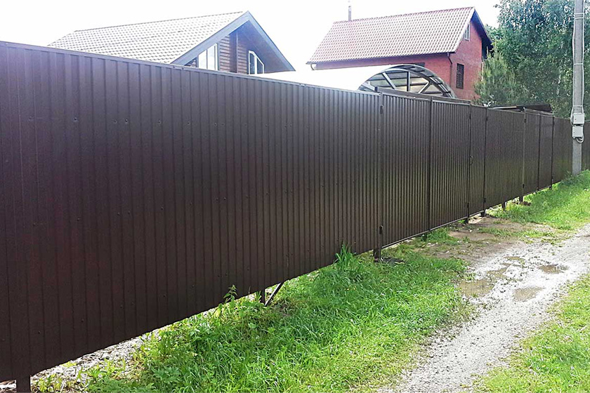 Забор из профнастила коричневый