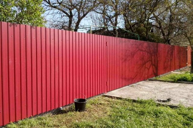 Забор из профнастила красный