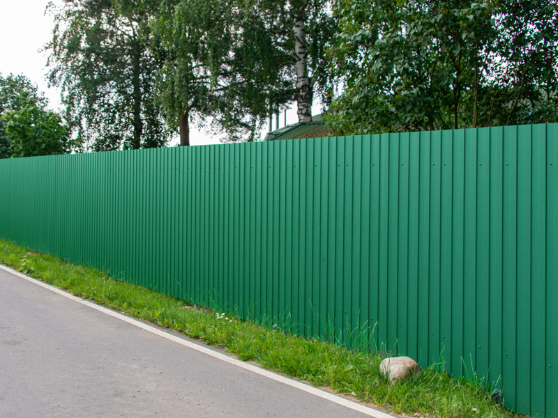 Зеленый забор из профнастила