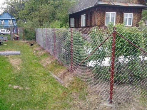 Забор из сетки-рабицы для садового участка