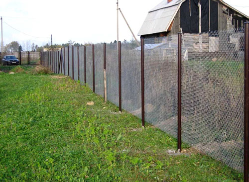 Забор из сетки рабица на металлических столбах