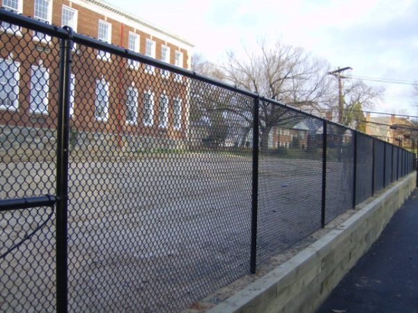 Забор для школьного двора из сетки рабица.