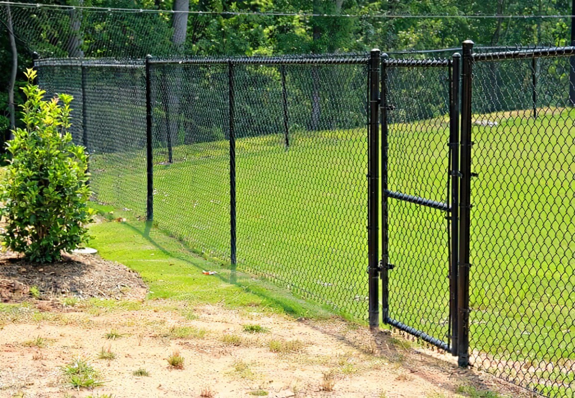 Забор из сетки рабица с калиткой