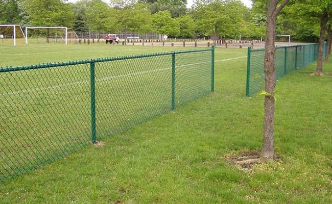 Секционный забор из сетки-рабицы для спортивной площадки