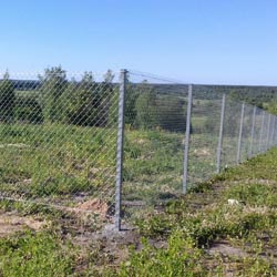 Забор для загородного участка из сетки рабица
