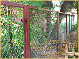 Забор из коричневой сетки-рабицы