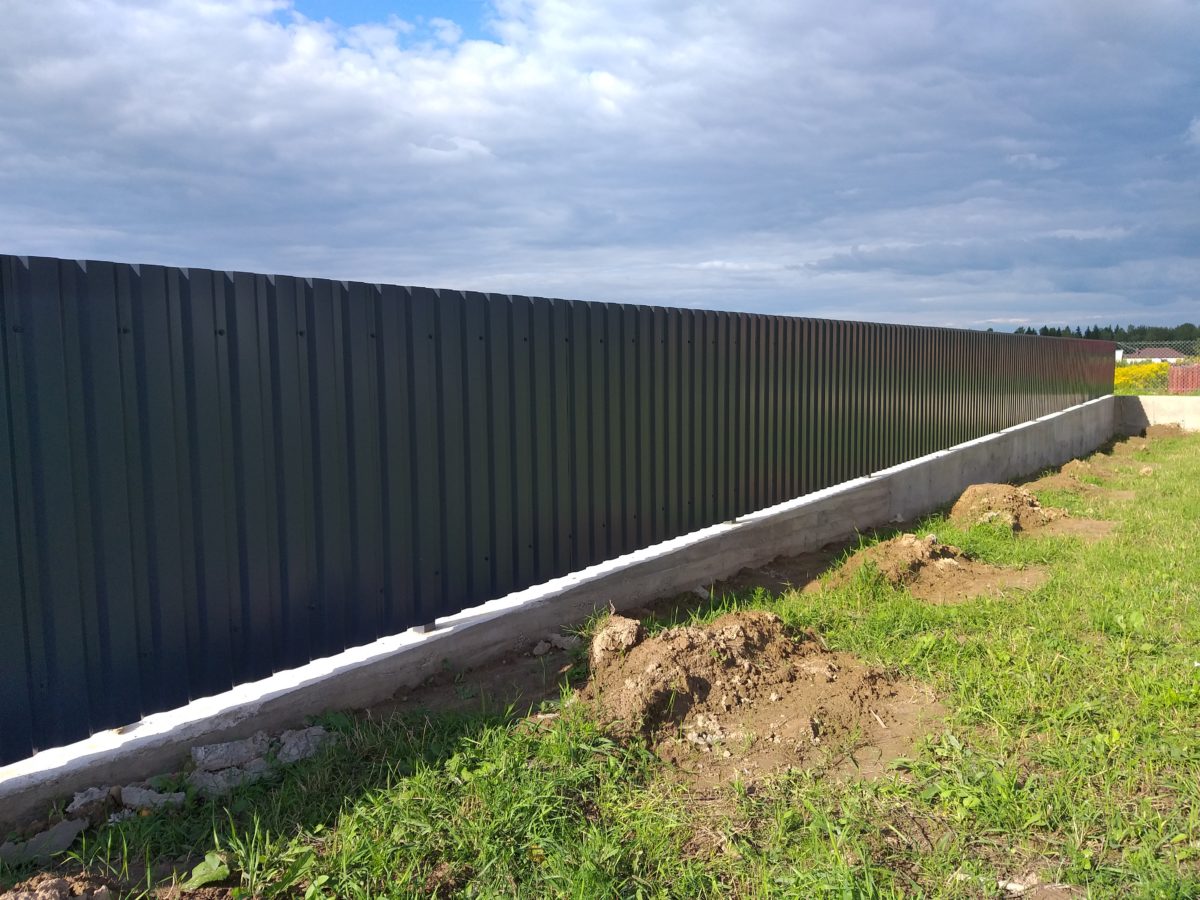 Забор из зеленого профнастила на фундаменте 1,6x47 м
