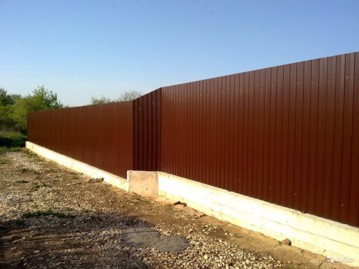 Забор из профнастила с перепадами на ленточном фундаменте 1,7x34 м