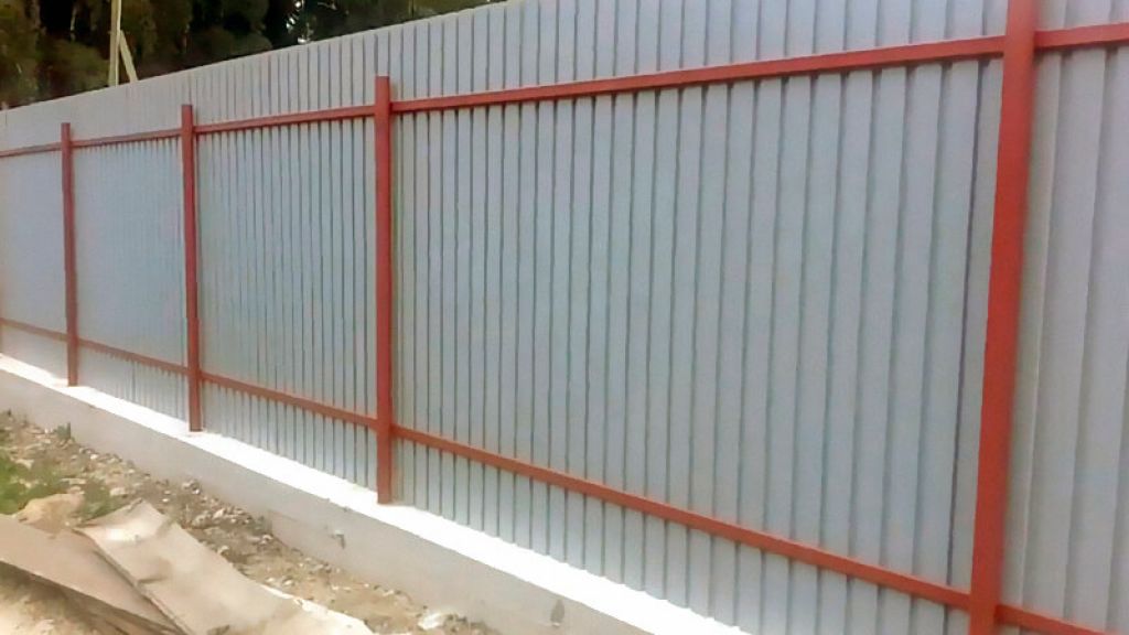 Забор из профнастила на ленточном фундаменте 1,5x20 м