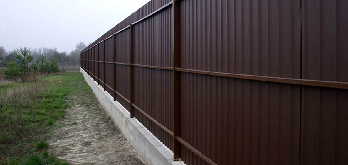 Забор на ленточном фундаменте из профнастила 1,6x35 м