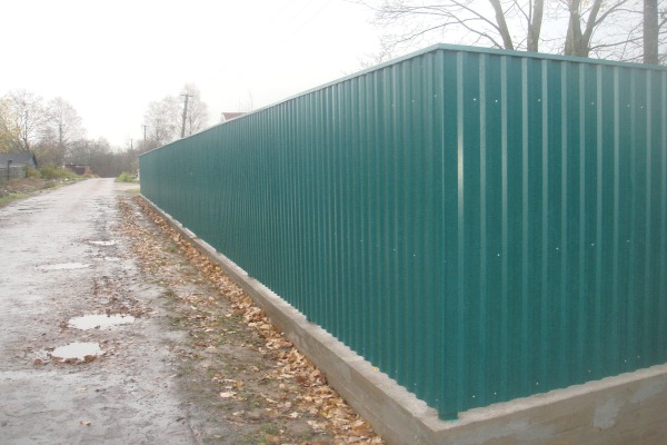 Зеленый забор на ленточном фундаменте из профнастила 1,6x26 м