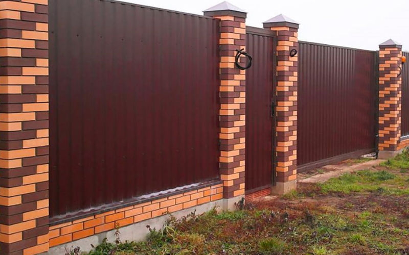 Забор из профнастила на фундаменте с калиткой и столбами из кирпича