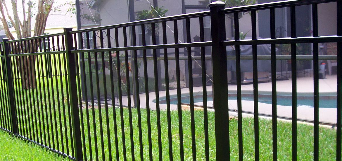 Секционный забор из профильной трубы черного цвета для частного дома