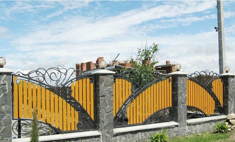 Комбинированный забор с художественной ковкой и деревянной зашивкой
