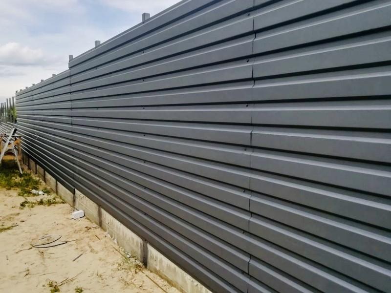 Забор из профнастила графит горизонтально на ленточном фундаменте