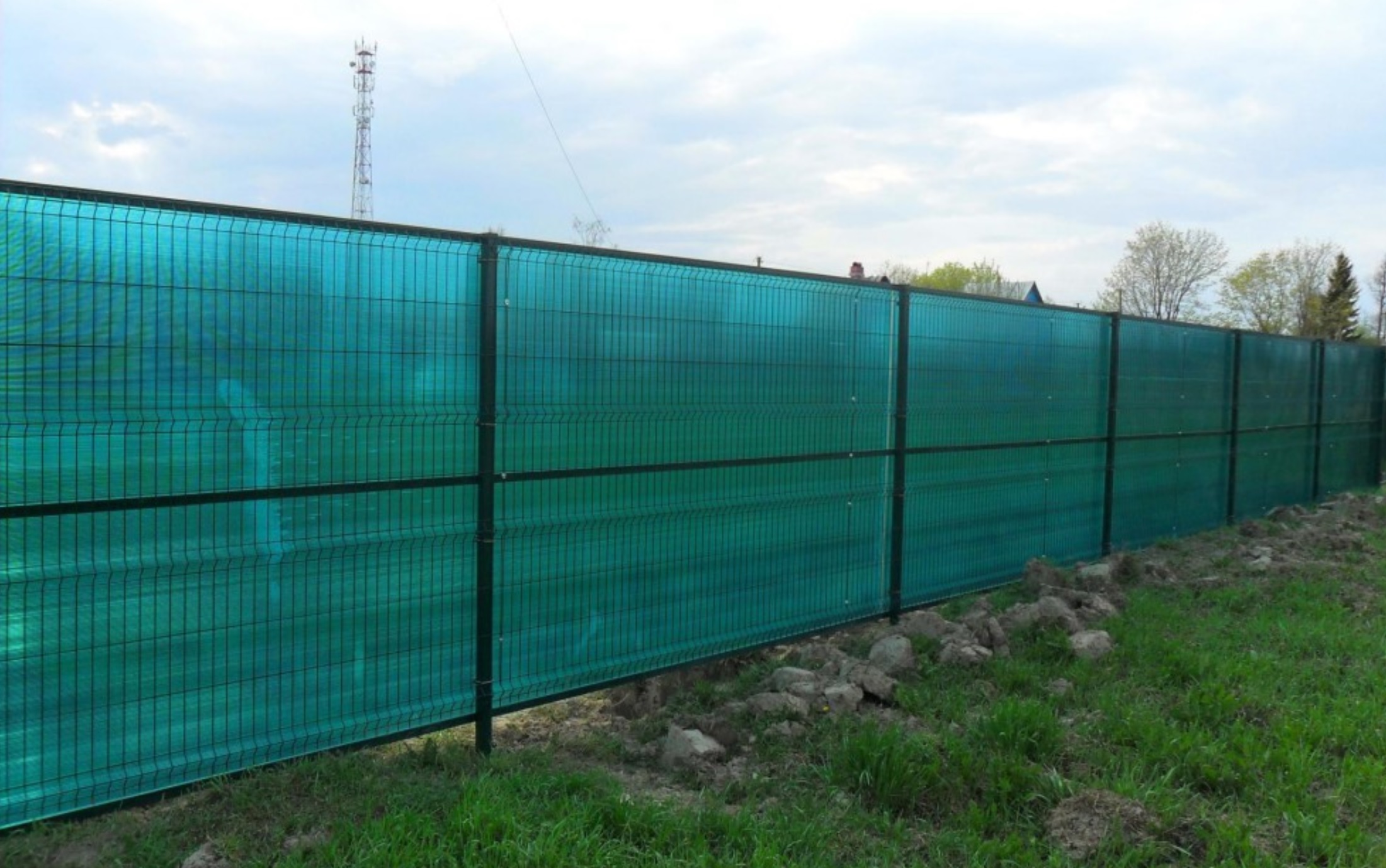 Забор для дачи из поликарбоната в секциях 1.8x16 м голубого цвета
