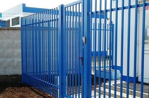 Забор из профильной трубы синего цвета