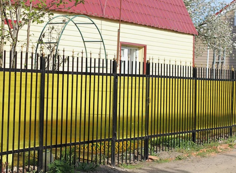 Забор из поликарбоната на металлическом каркасе желтый